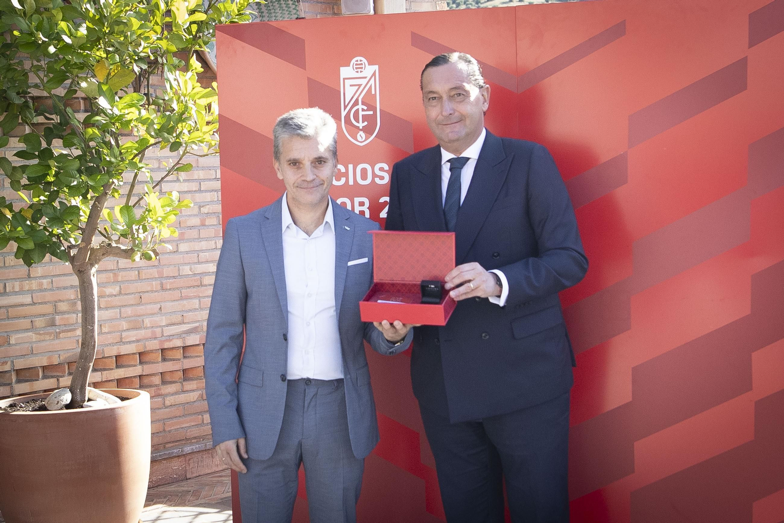 La entrega de insignias del Granada a sus abonados, en imágenes