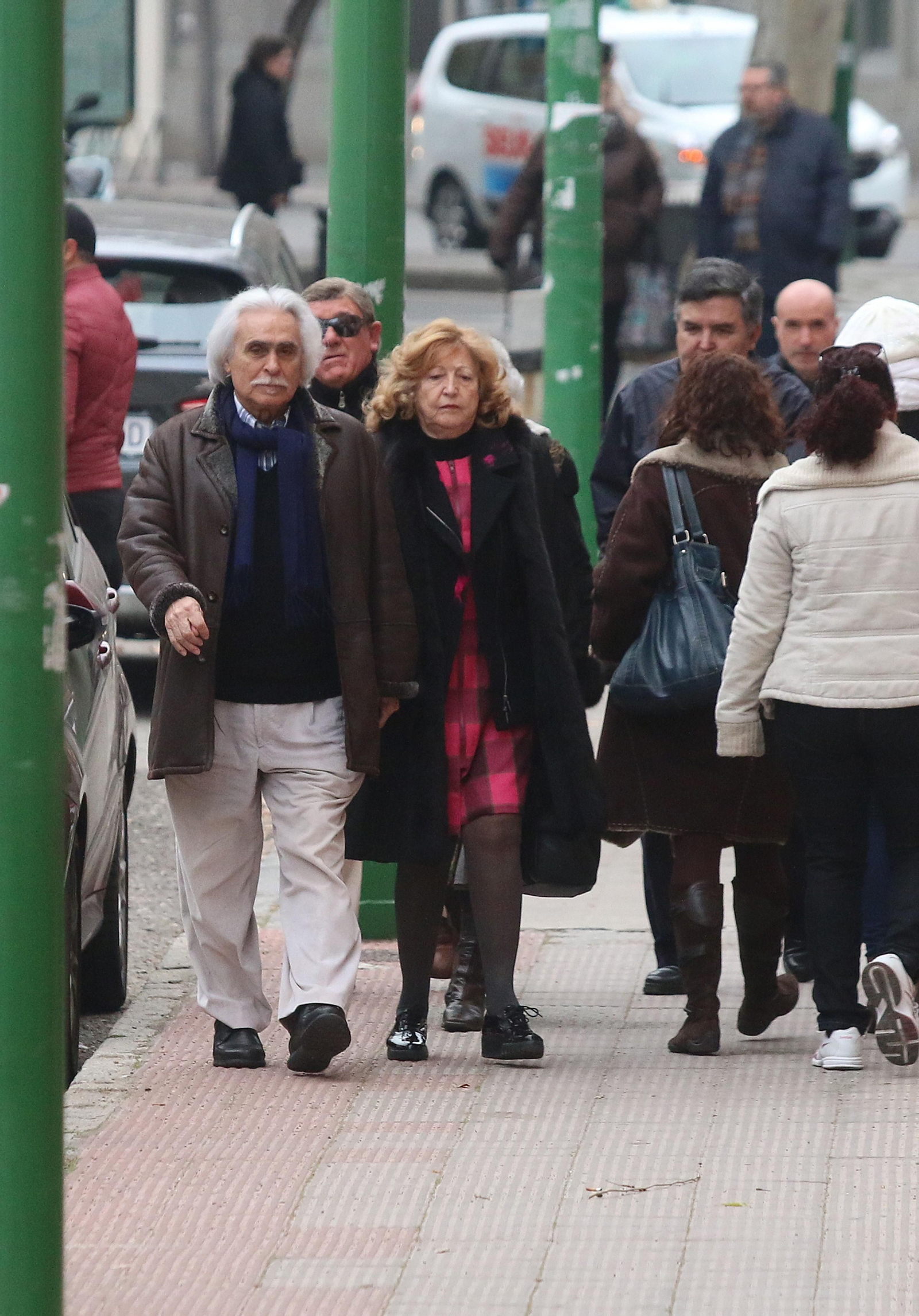 Rafael Gómez acude a la Audiencia de Córdoba acompañado de su esposa.