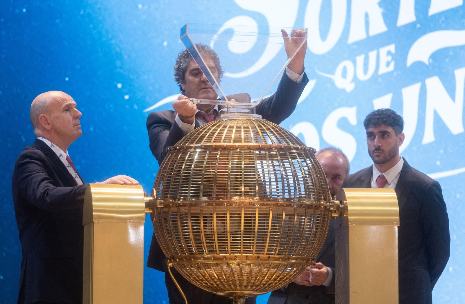 Las imágenes del comienzo del Sorteo Extraordinario de Navidad en el Teatro Real