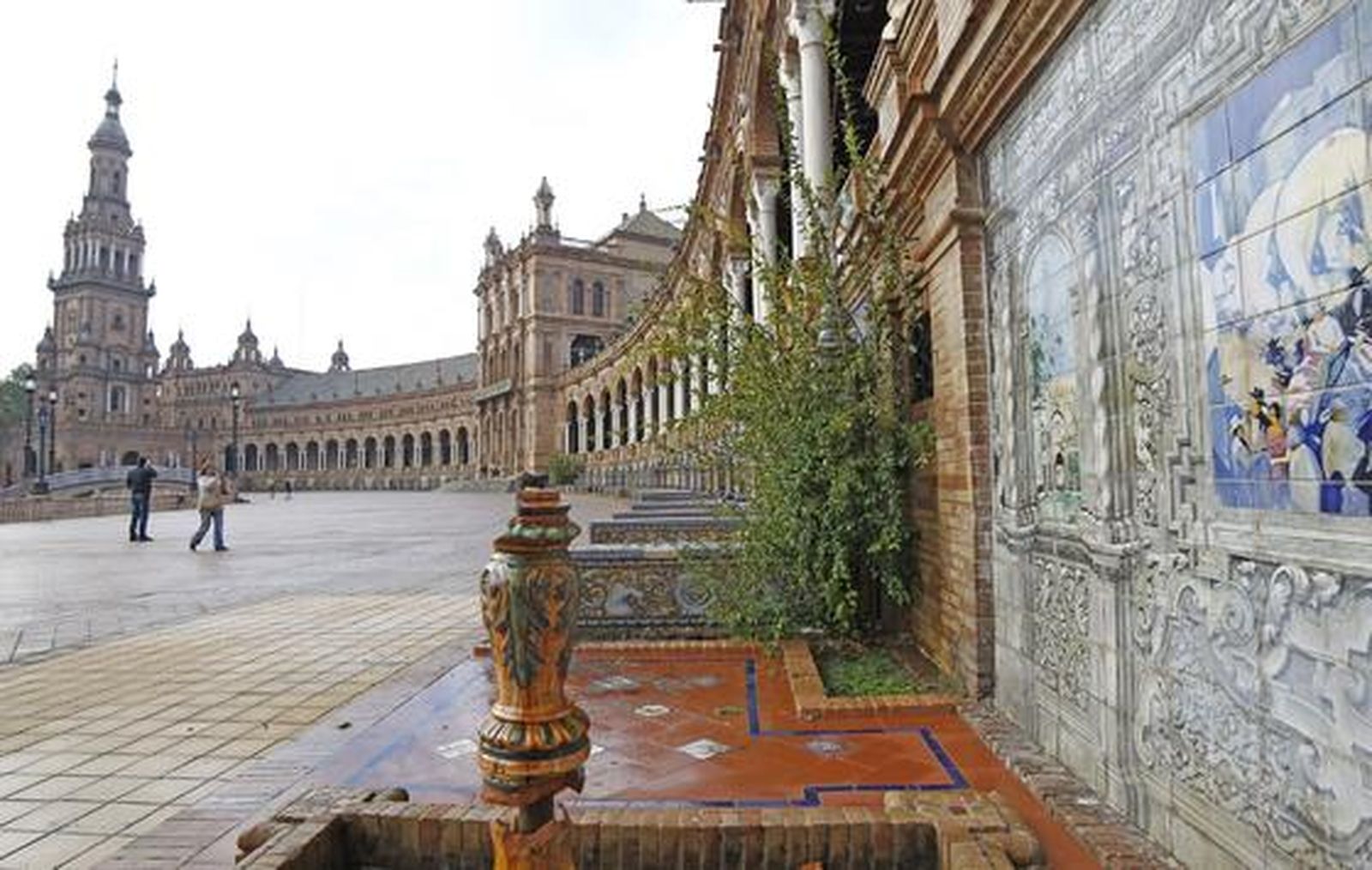 Estado de la Plaza España tras un mes de su inauguración. 

Foto: Antonio Pizarro