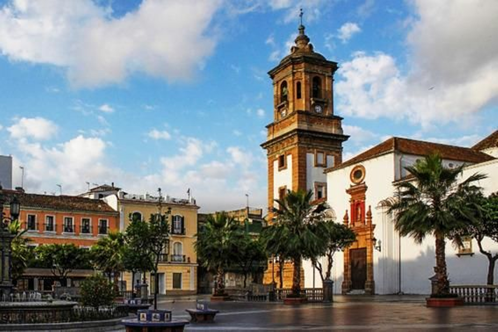 La entrañable iglesia de la Palma, con su entorno de la Plaza Alta, centro vital de Algeciras.