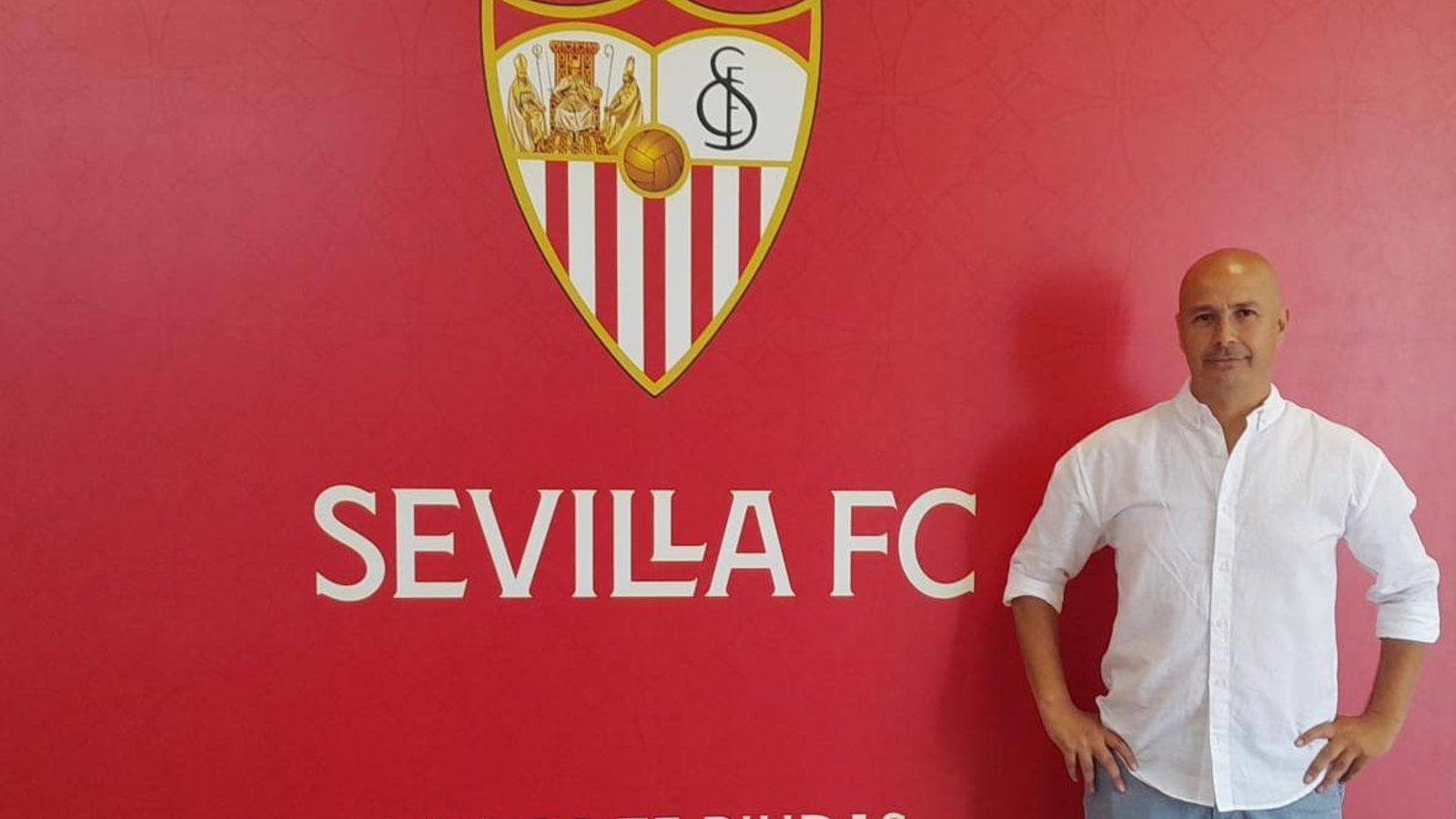 David Campaña, que entrenará al Sevilla C, posa delante del escudo del club hispalense.