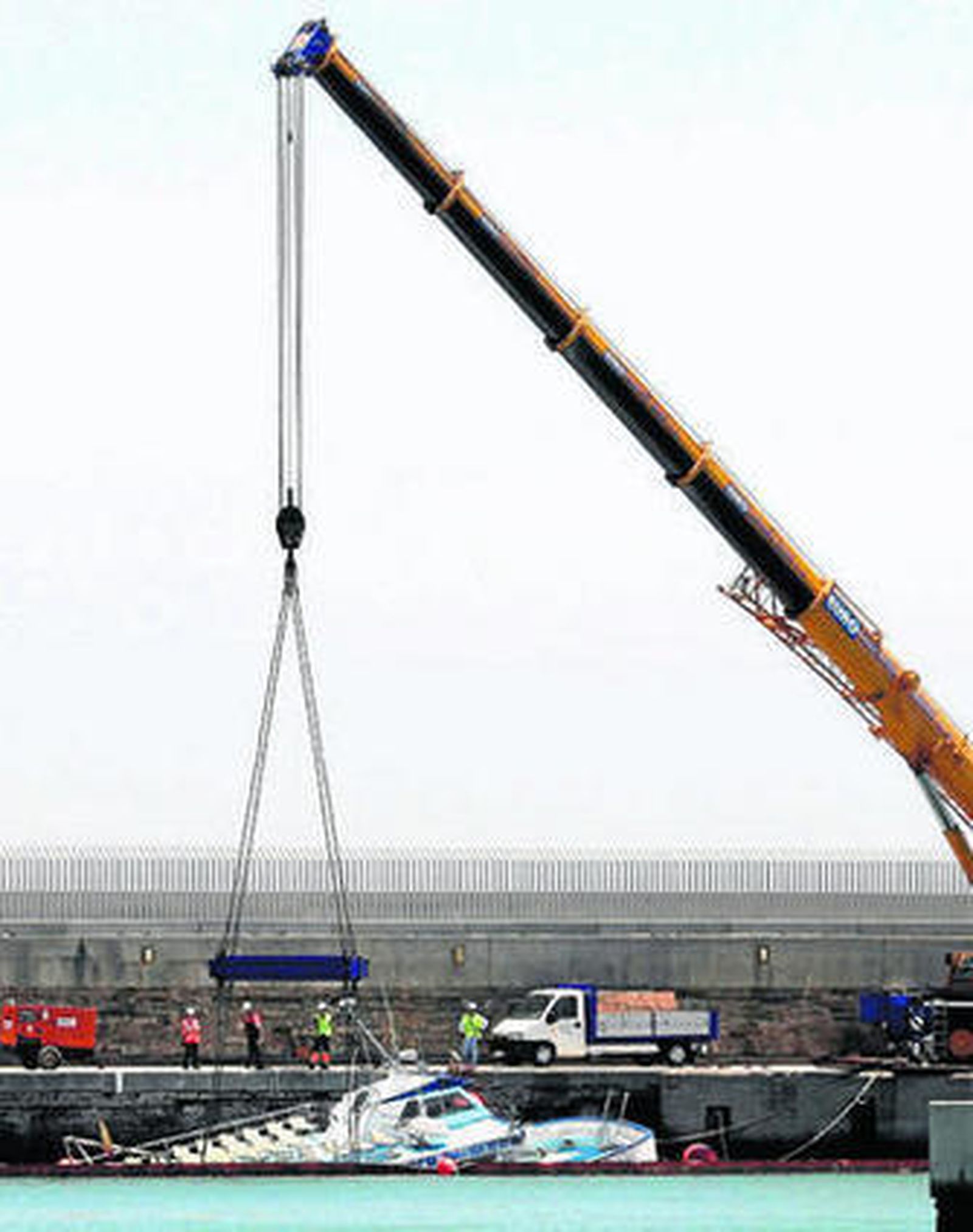 Un instante de la maniobra para reflotar el 'Atlántida', ayer en el puerto de Tarifa.