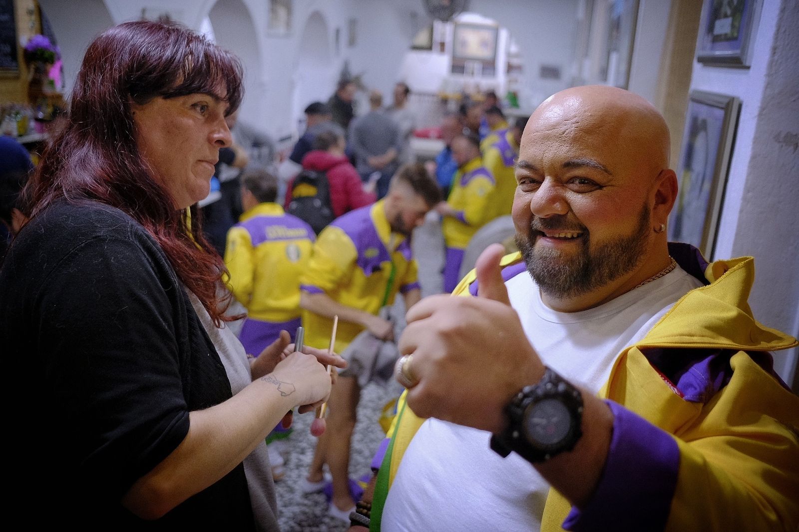 El Lulu maquillándose para convertirse en trabajador de una gasolinera muy viñera.