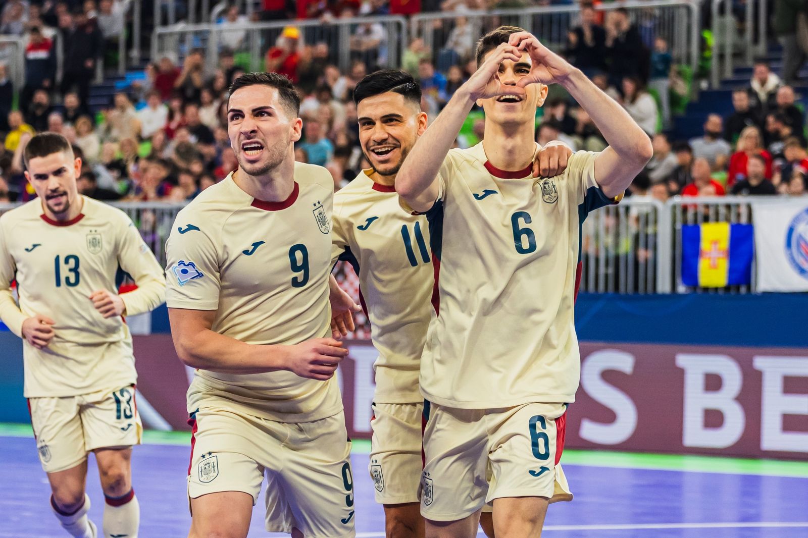 Antonio Pérez celebra el primero de sus tres goles en la final.