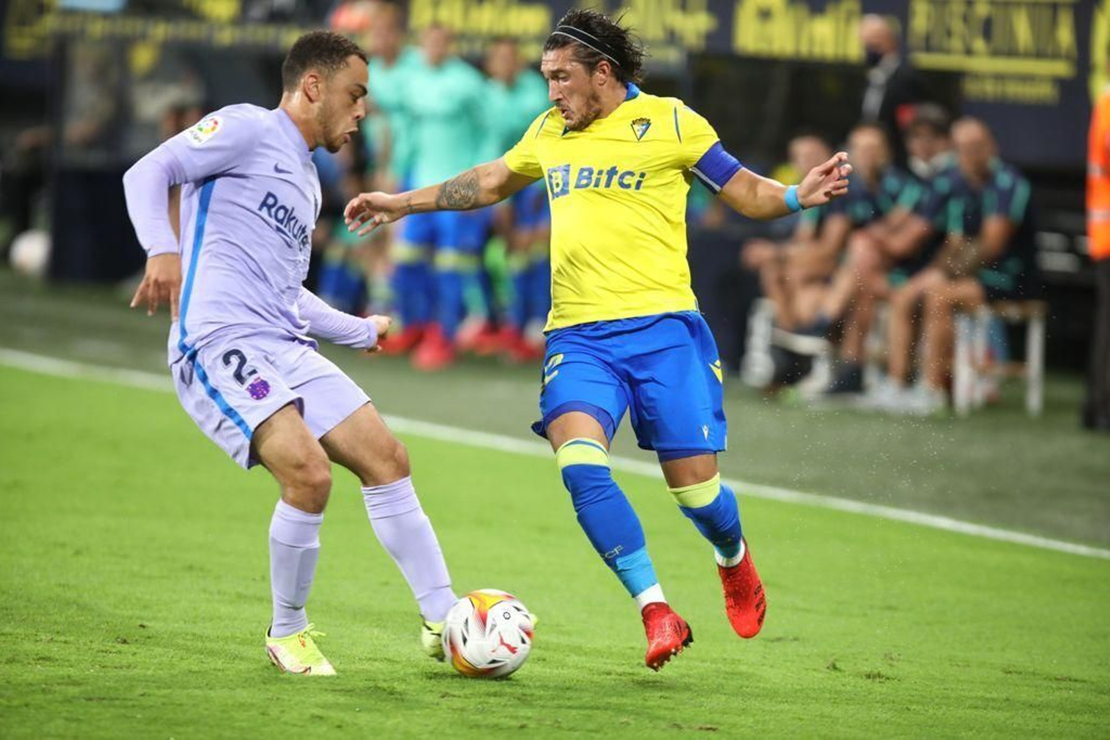 Dest se dispone a tocar el balón en presencia de Espino.