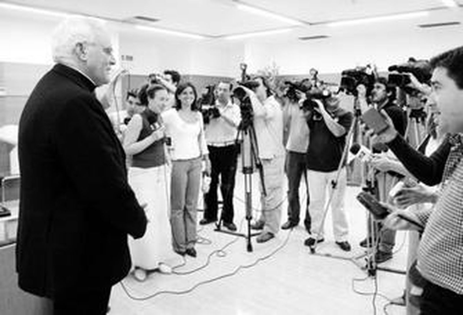 VIVIR EN LA CIUDAD. Fray Carlos Amigo, revestido para la liturgia, saluda a un niño en la Santa Iglesia Catedral de Sevilla.