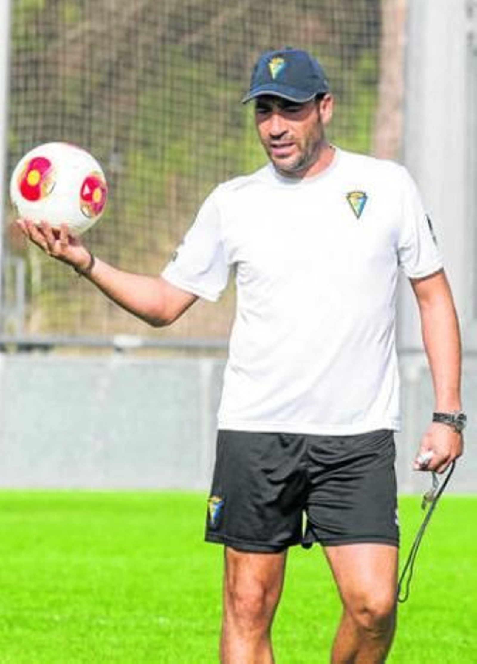 Raúl Agné sostiene el balón con la mano derecha durante un entrenamiento.