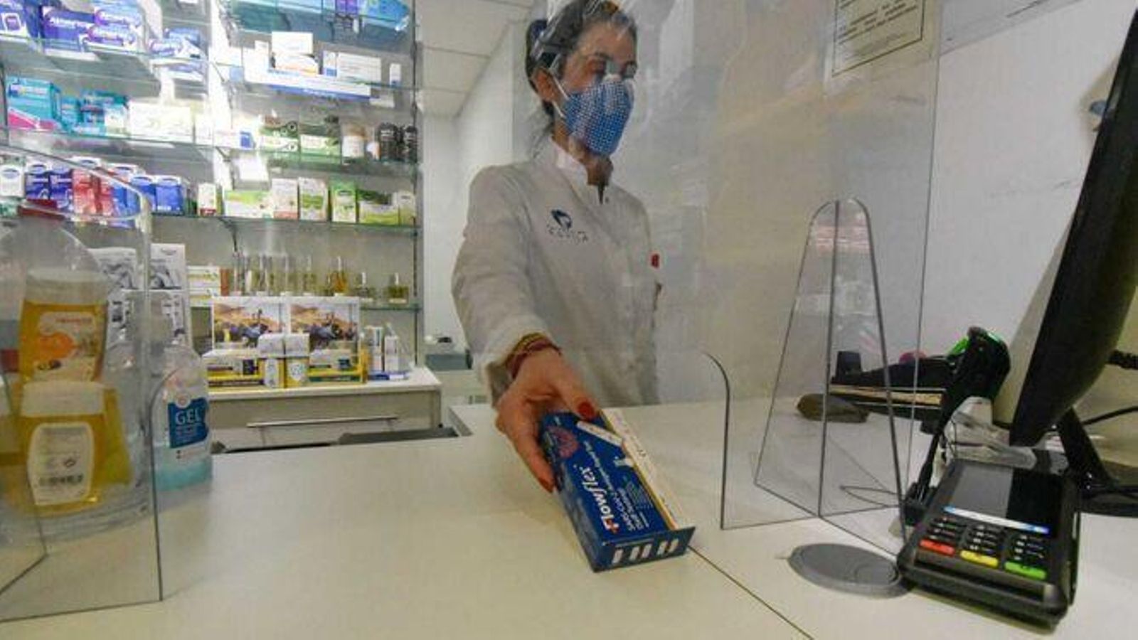 Una farmacéutica dispensa un test de antígenos en España, donde la gran distribución pide también poder venderlos.