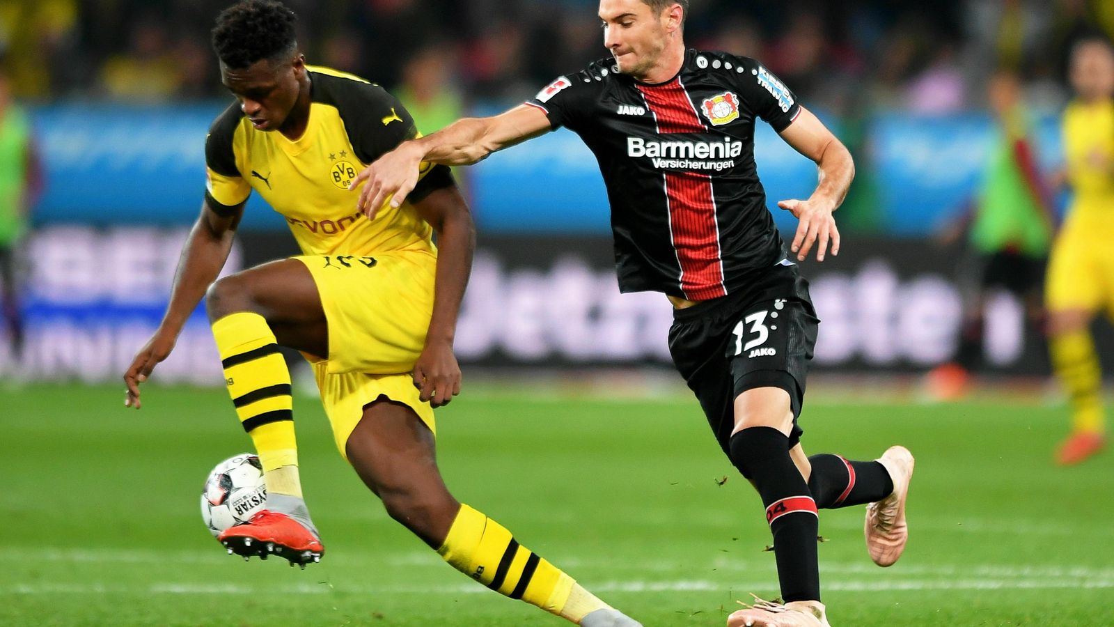 Lucas Alario persigue a Zagadou.