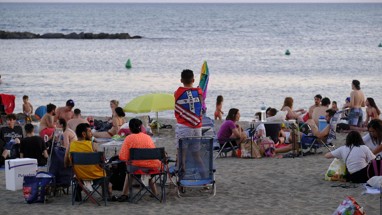 Imágenes de las hogueras de la Noche de San Juan en Almería capital