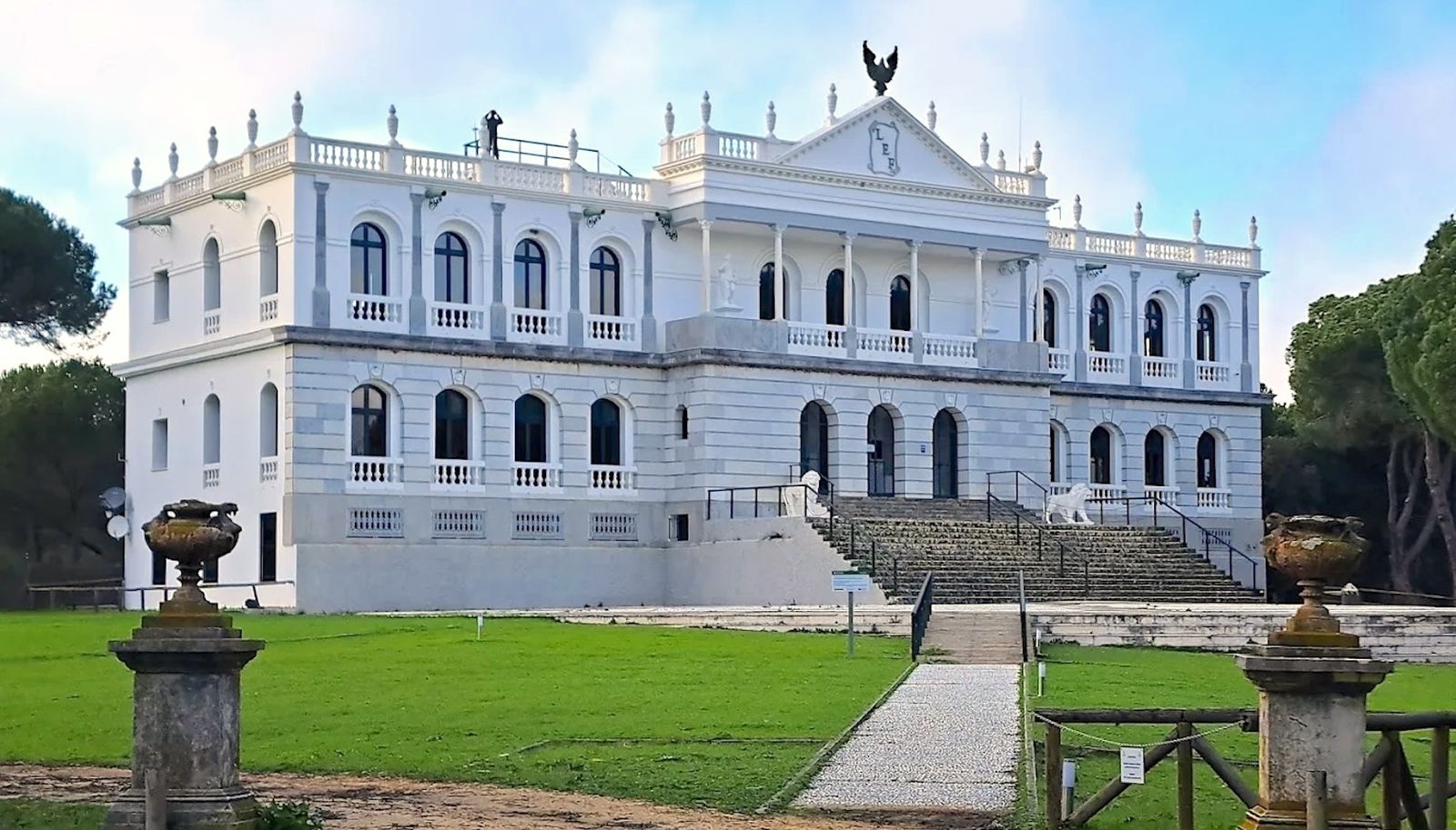 El “Bridgerton” de Doñana: Así es el misterioso palacio blanco que casi nadie conoce en Huelva