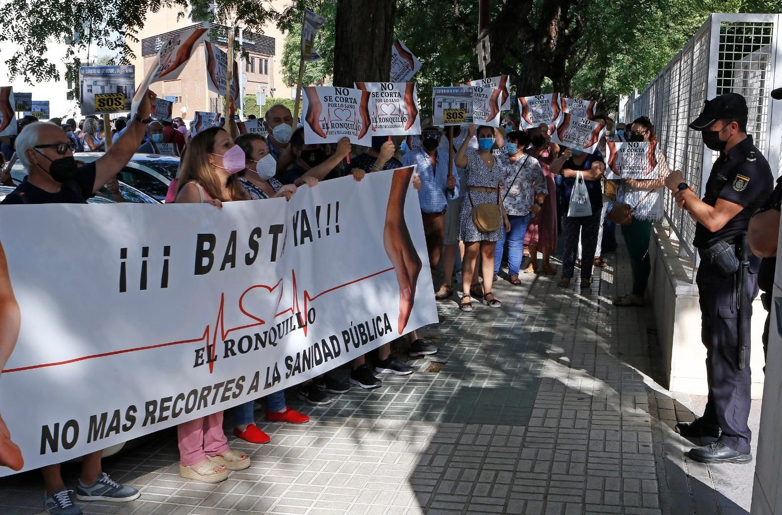 La concentración de vecinos del Corredor de la Plata, la Sierra Norte y la Vega ante la Consejería de Salud.