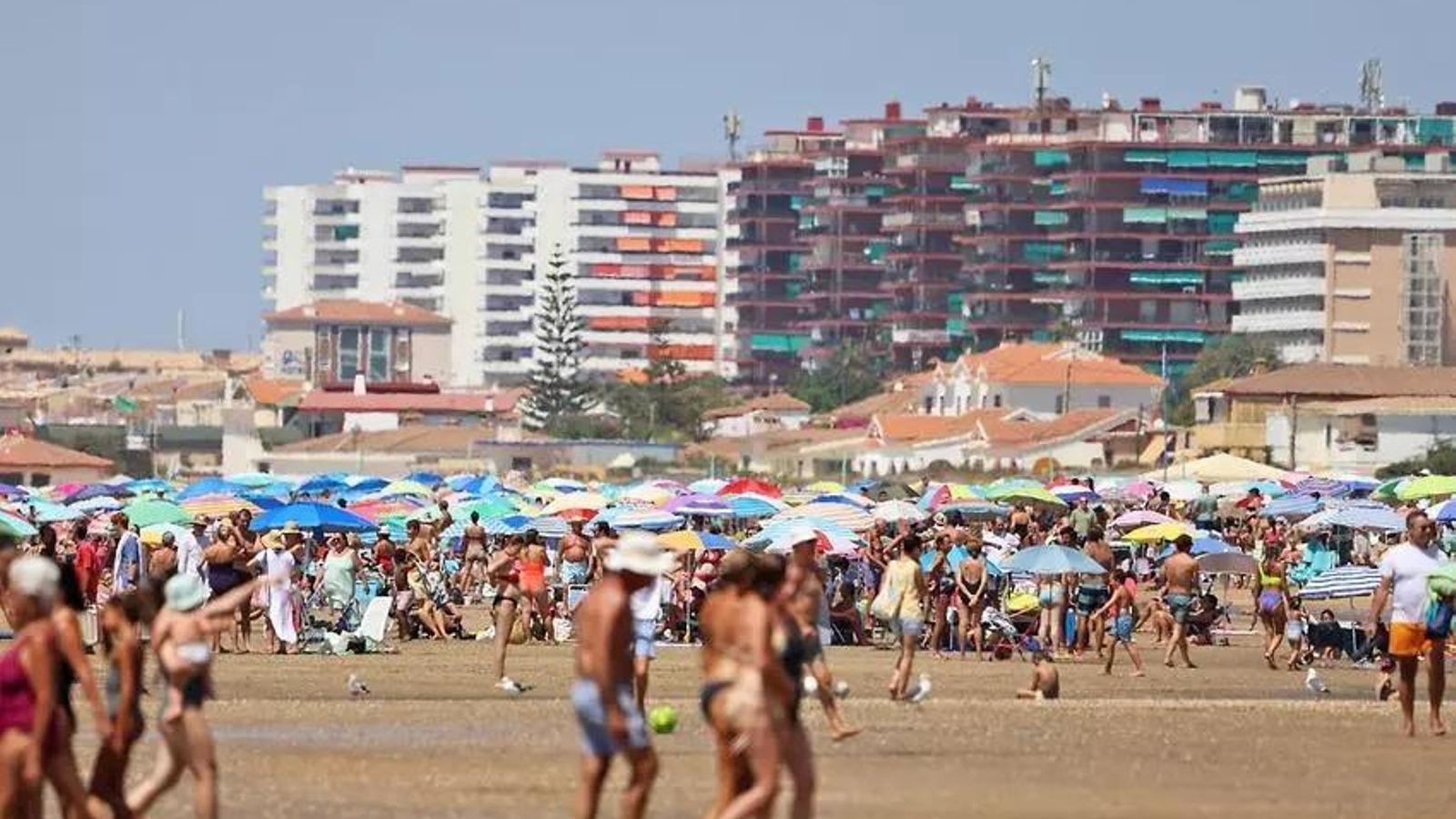 Playa de Huelva llena de gente a finales de agosto.
