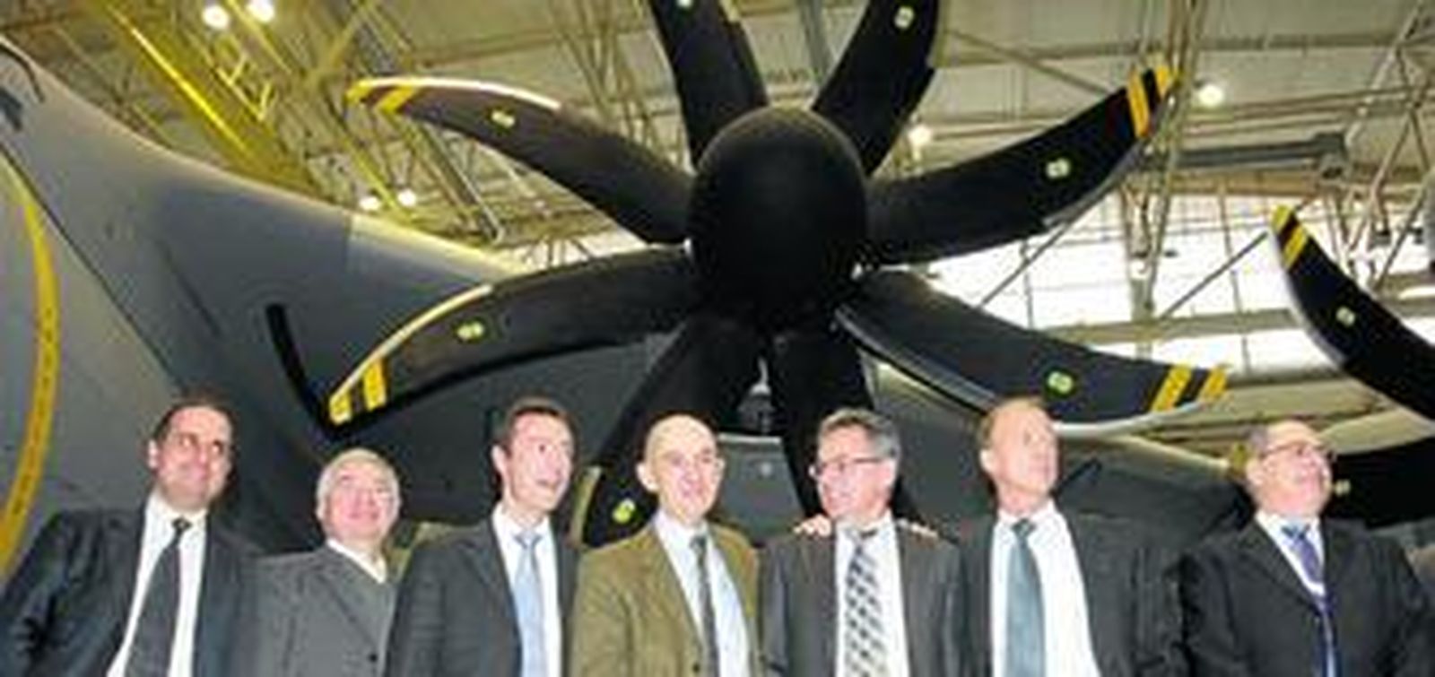 Marwan Lahoud (izda.), John Leahy, Fabrice Brégier, Louis Gallois, Hans Peter Ring, Tom Enders y Domingo Ureña-Raso, ante el A400M.