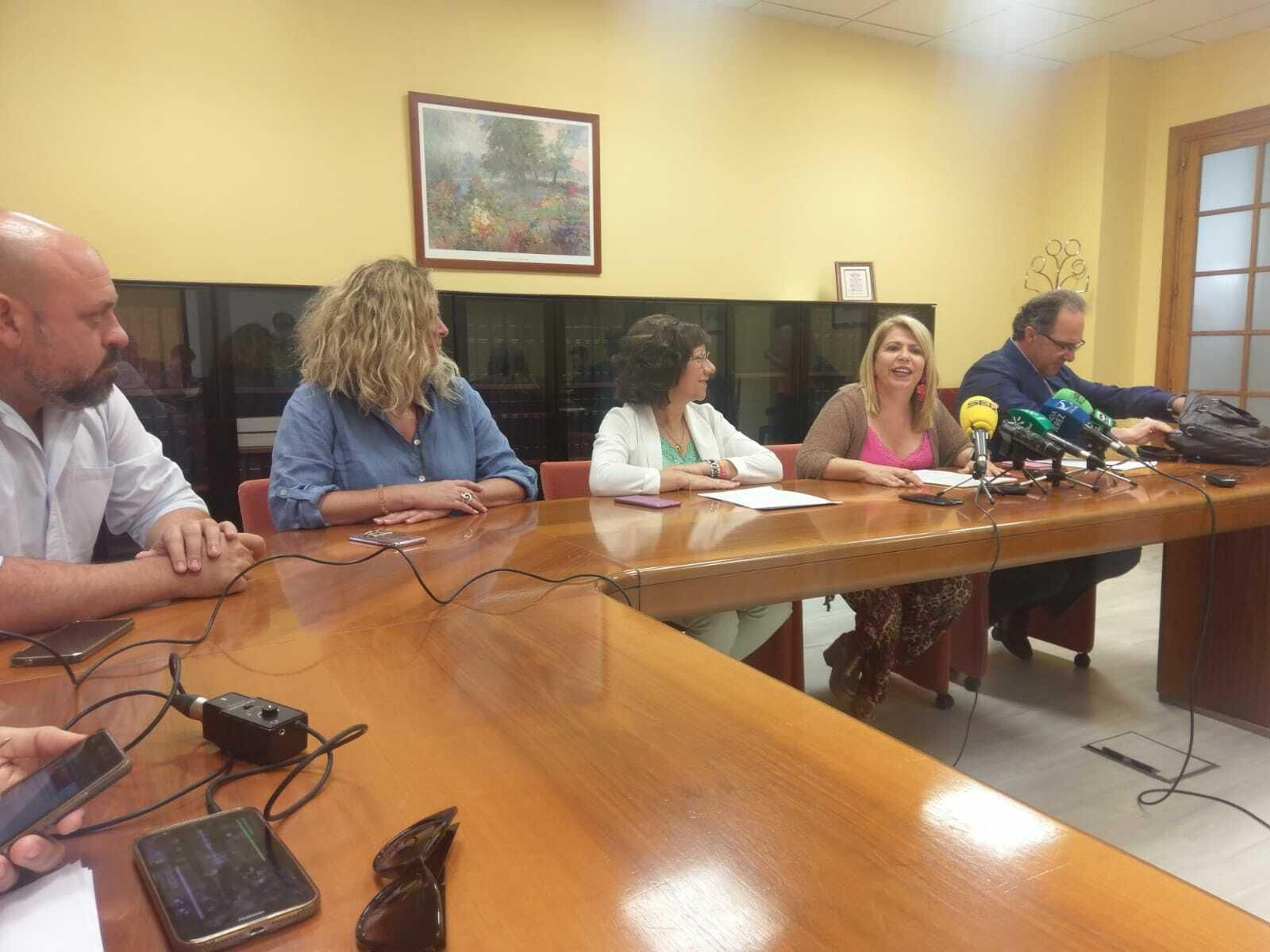 La alcaldesa, durante la rueda de prensa ofrecida esta mañana en el Ayuntamiento.