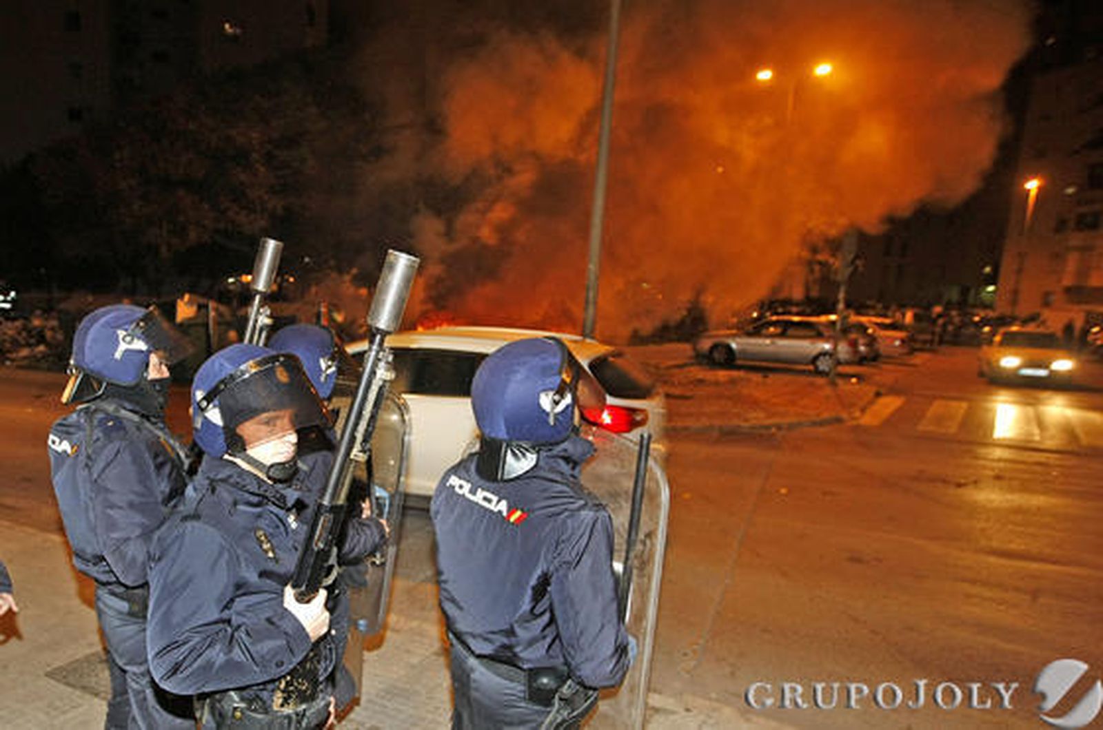Los bomberos acudieron a más de 80 llamadas por la quema de contenedores por toda la ciudad donde la Policía tuvo que intervenir en varias ocasiones

Foto: Pascual