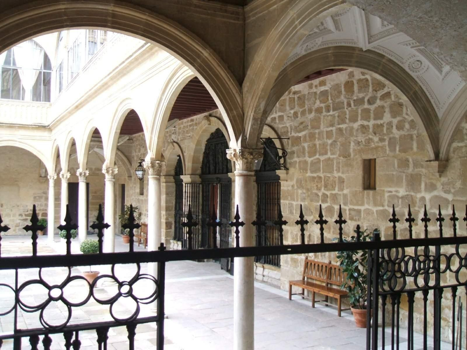 La iglesia se abre al patio a través de tres grandes y bellísimas rejas, labradas entre 1573 y 1575 por el maestro ubetense Juan Álvarez de Molina. El Hospital de Santiago de Úbeda: un palacio lleno de cultura
