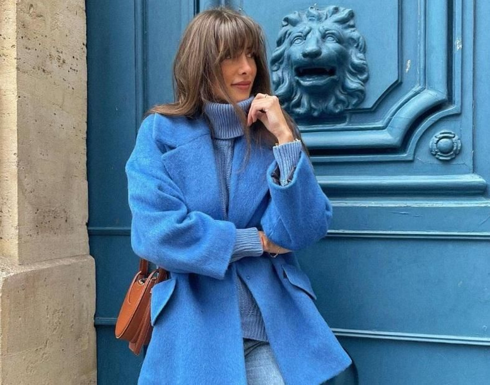 En 2026 vuelven a llevarse los abrigos más cortitos y con solapas amplias.