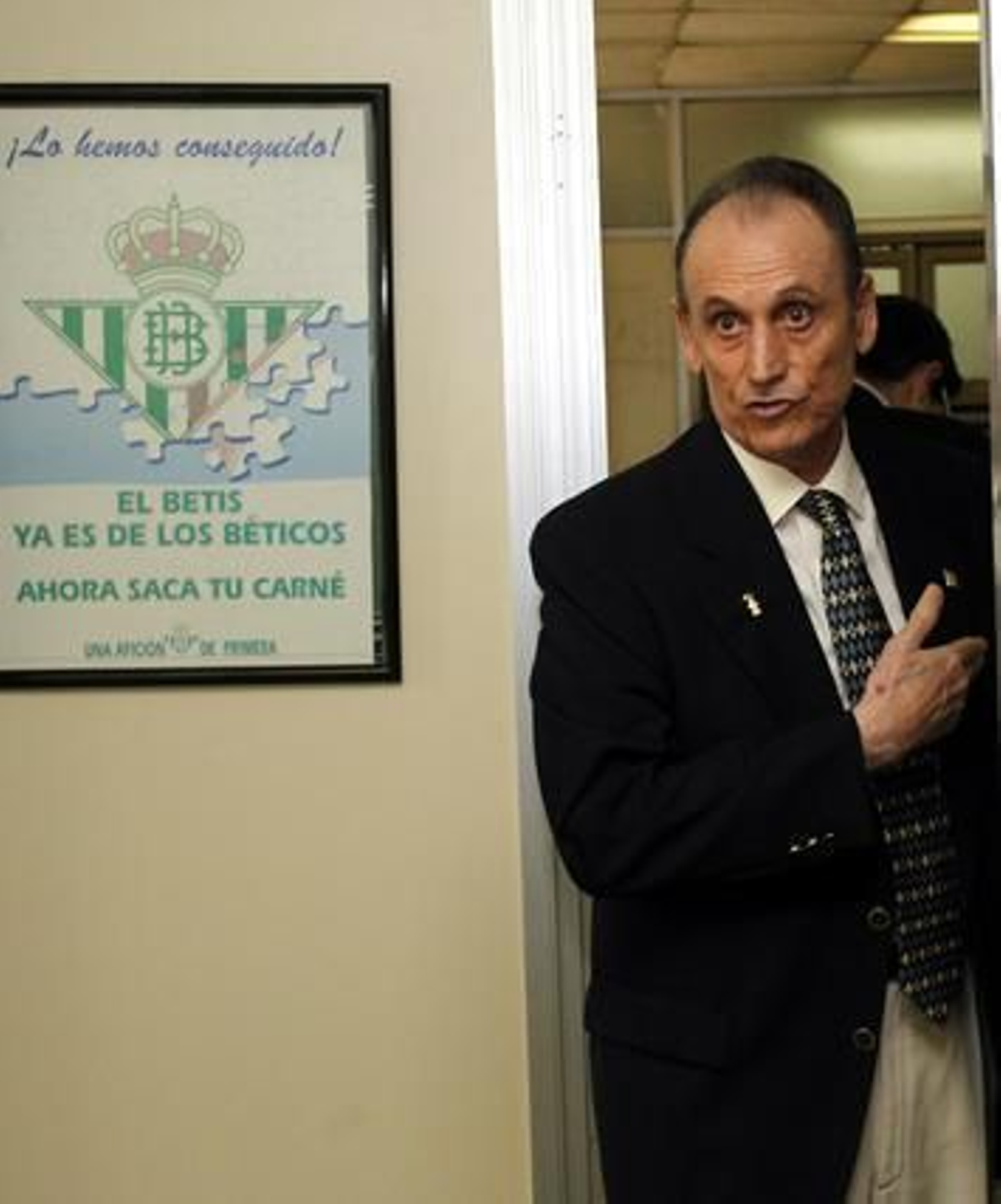 Lopera accede a la sala de prensa.

Foto: Antonio Pizarro