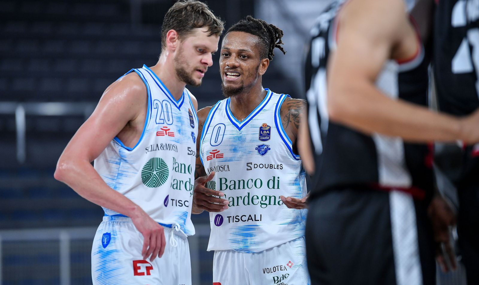 Bendzius y Jones, durante un partido.