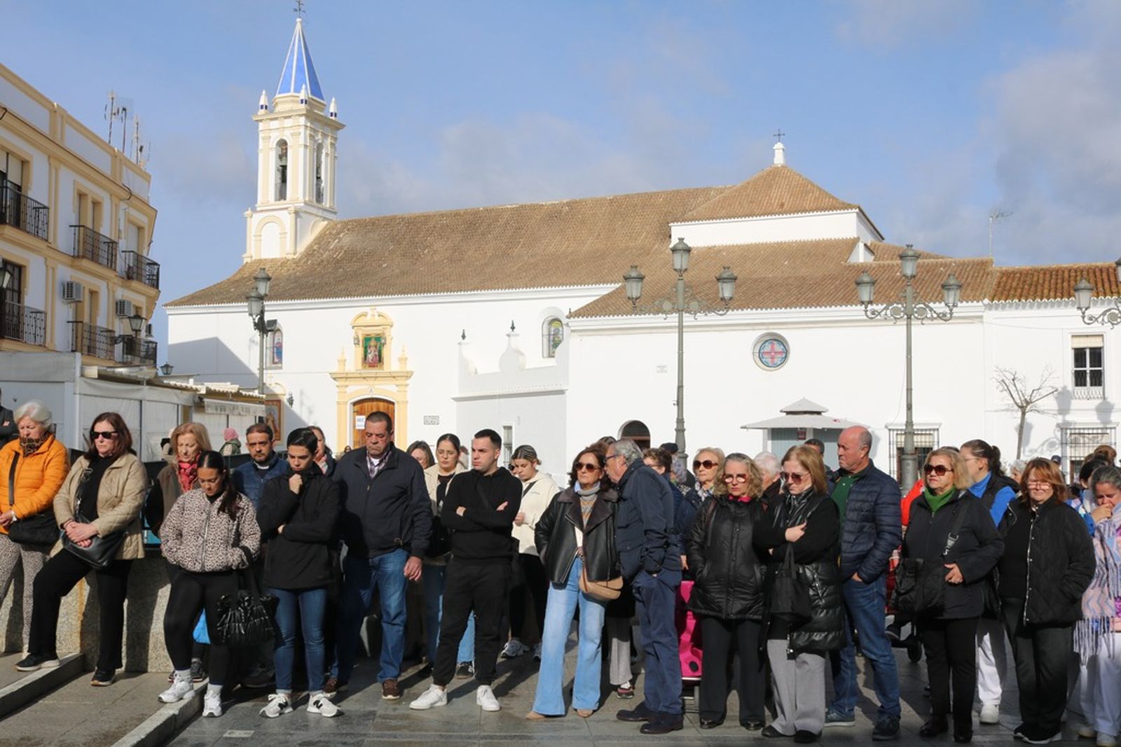 Numerosos vecinos de Cartaya se han sumado este martes al minuto de silencio en la plaza Redonda