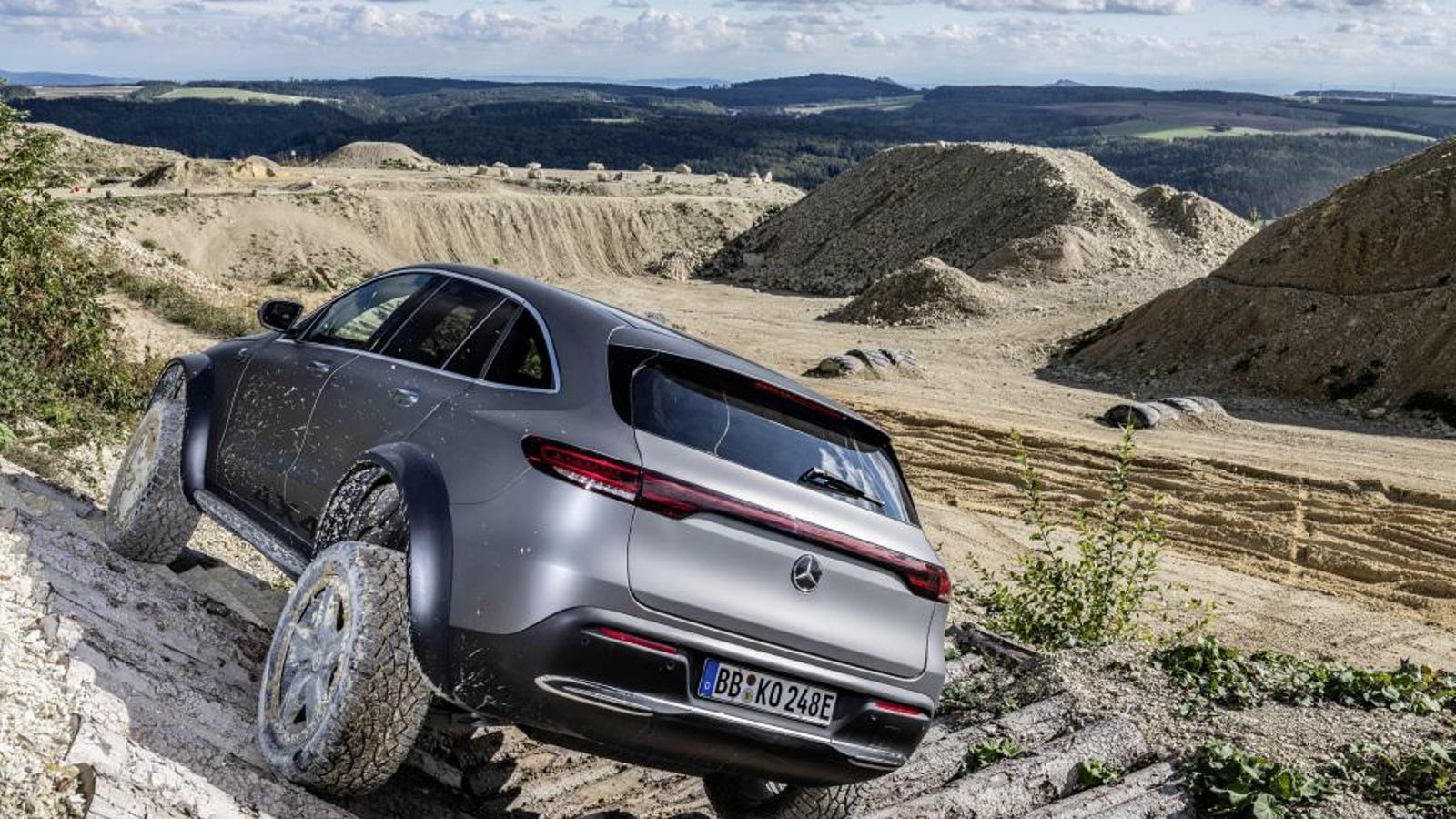 La capacidad off-road del Mercedes EQC 400 4Matic se incrementa con las modificaciones en suspensiones o neumáticos, fundamentalmente, para transformarse en el EQC 4x4.