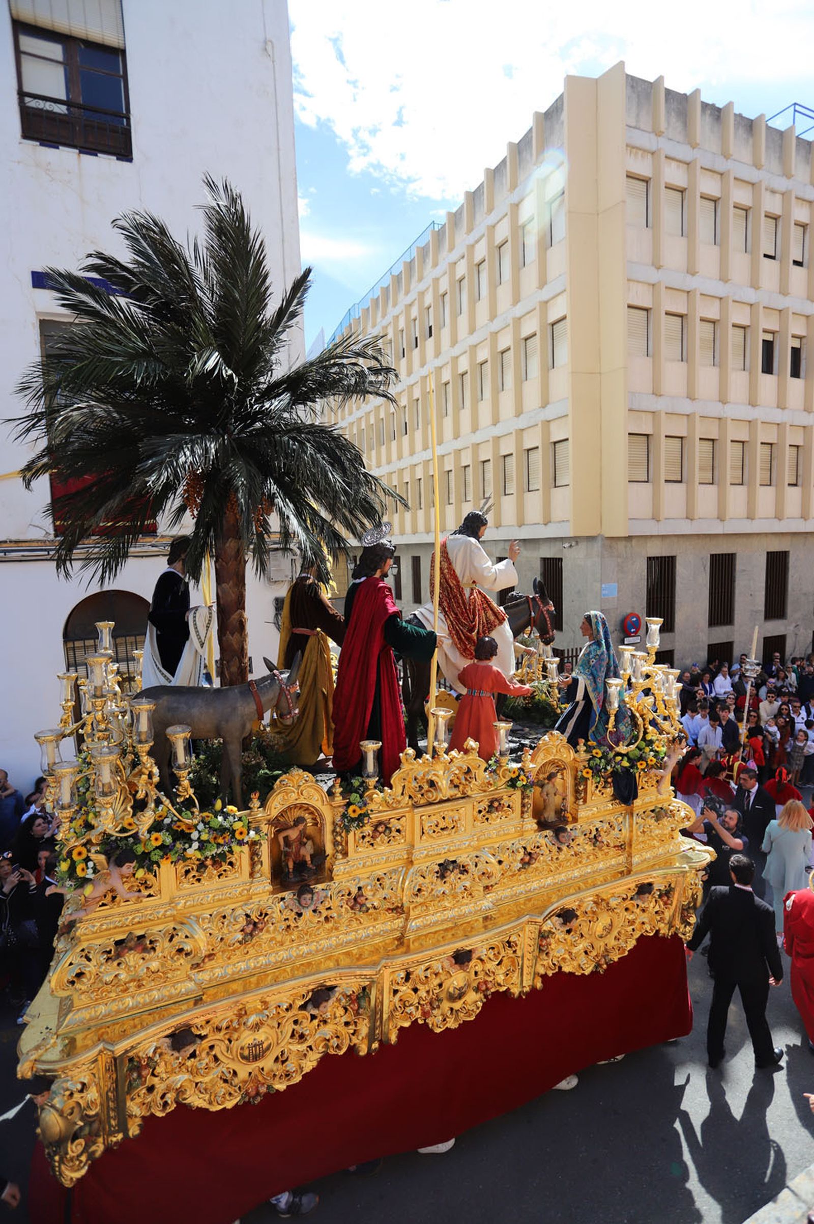 Imágenes del recorrido de la Borriquita  por las calles de Huelva