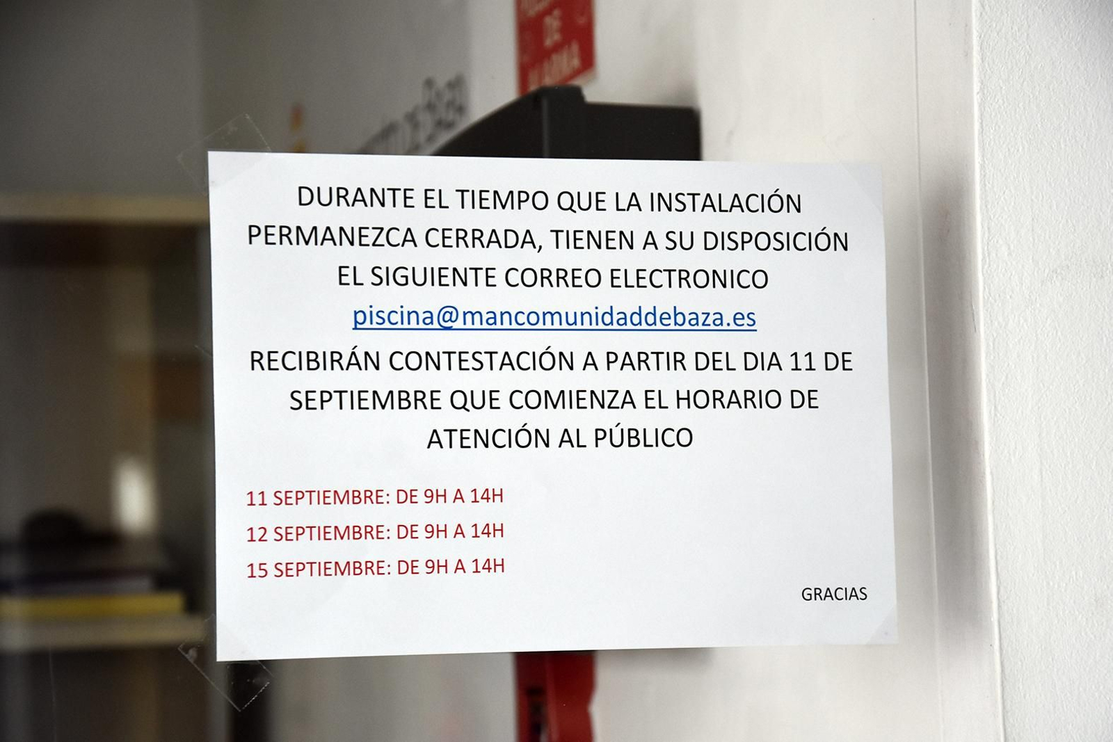 Un cartel en la entrada de la instalación para informar a los usuarios.