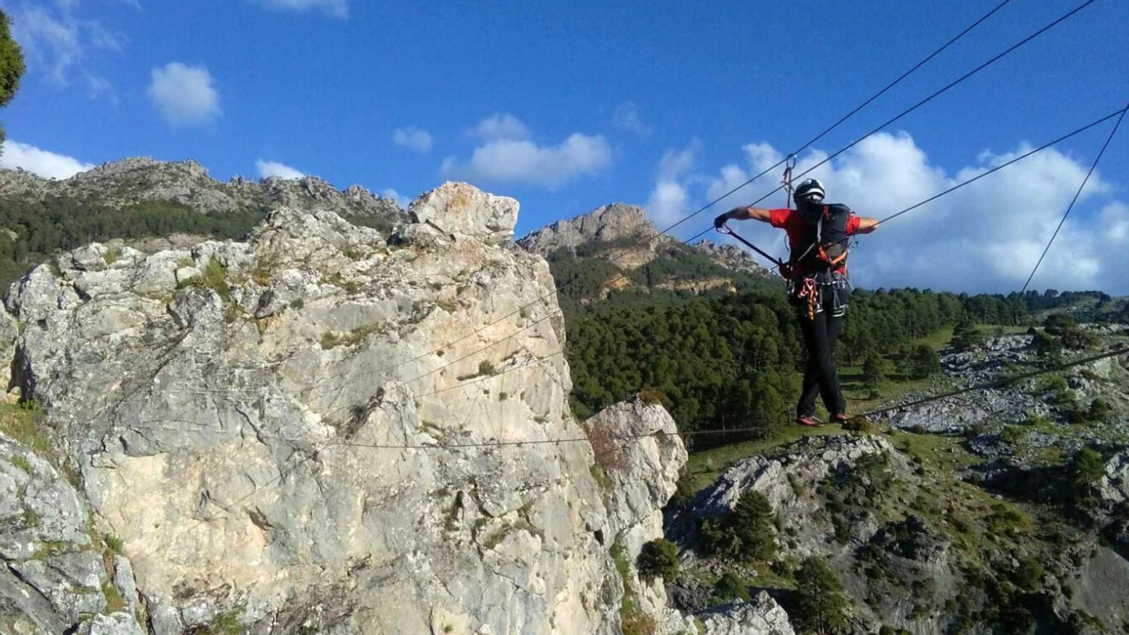 La Vía Ferrata de La Mocha, en La Iruela, discurre a los pies de la fortaleza de origen musulmán.
