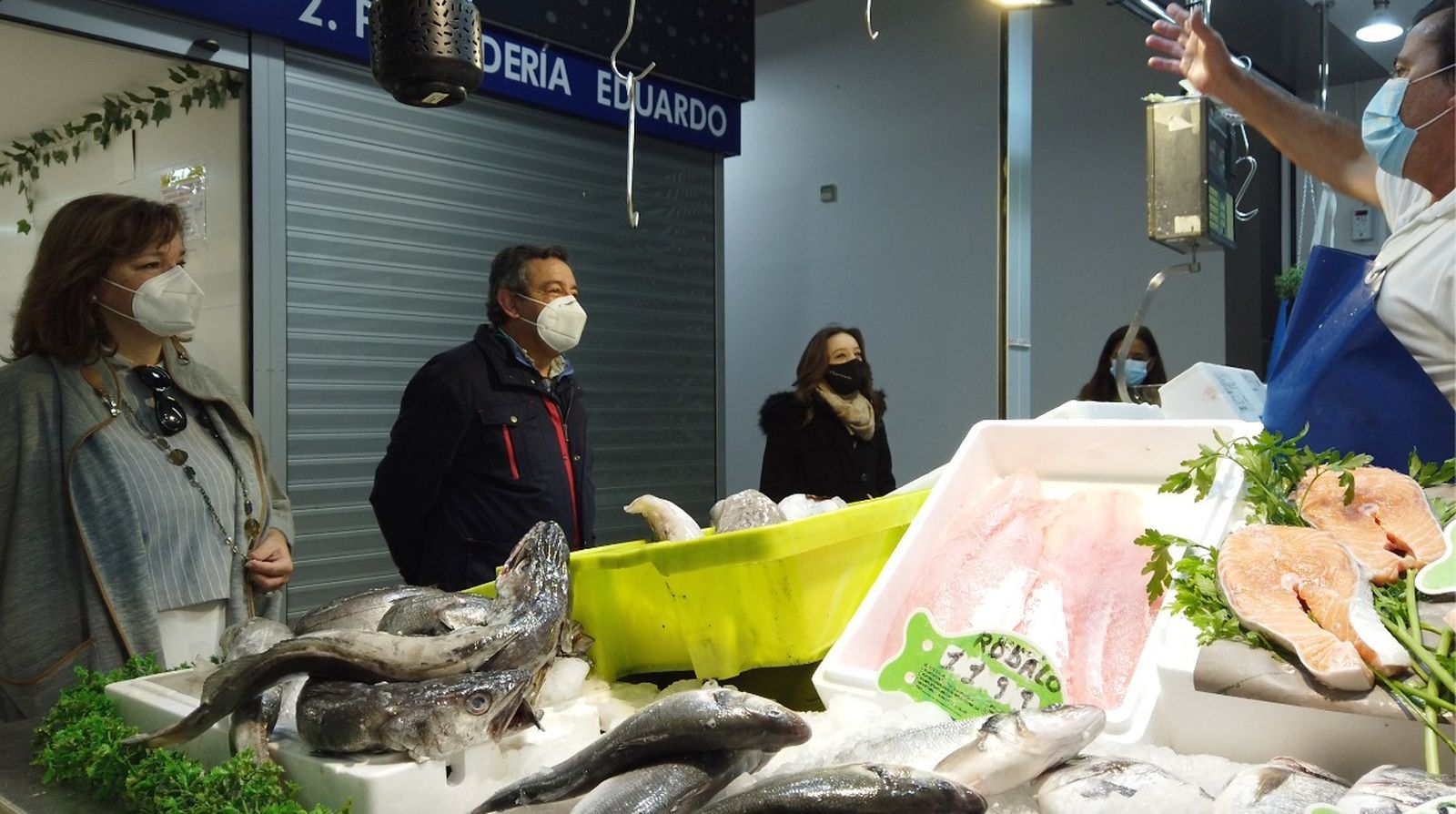José Loaiza, María José de Alba y Carmen Roa, en el Mercado Central, mientras conversan con los pescaderos afectados por las obras.