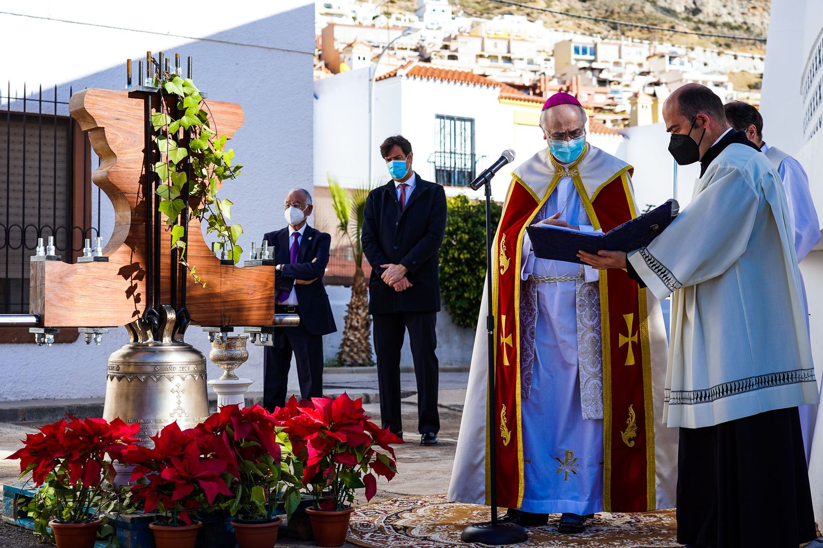 Ceremonia de bendición de las nuevas campanas.
