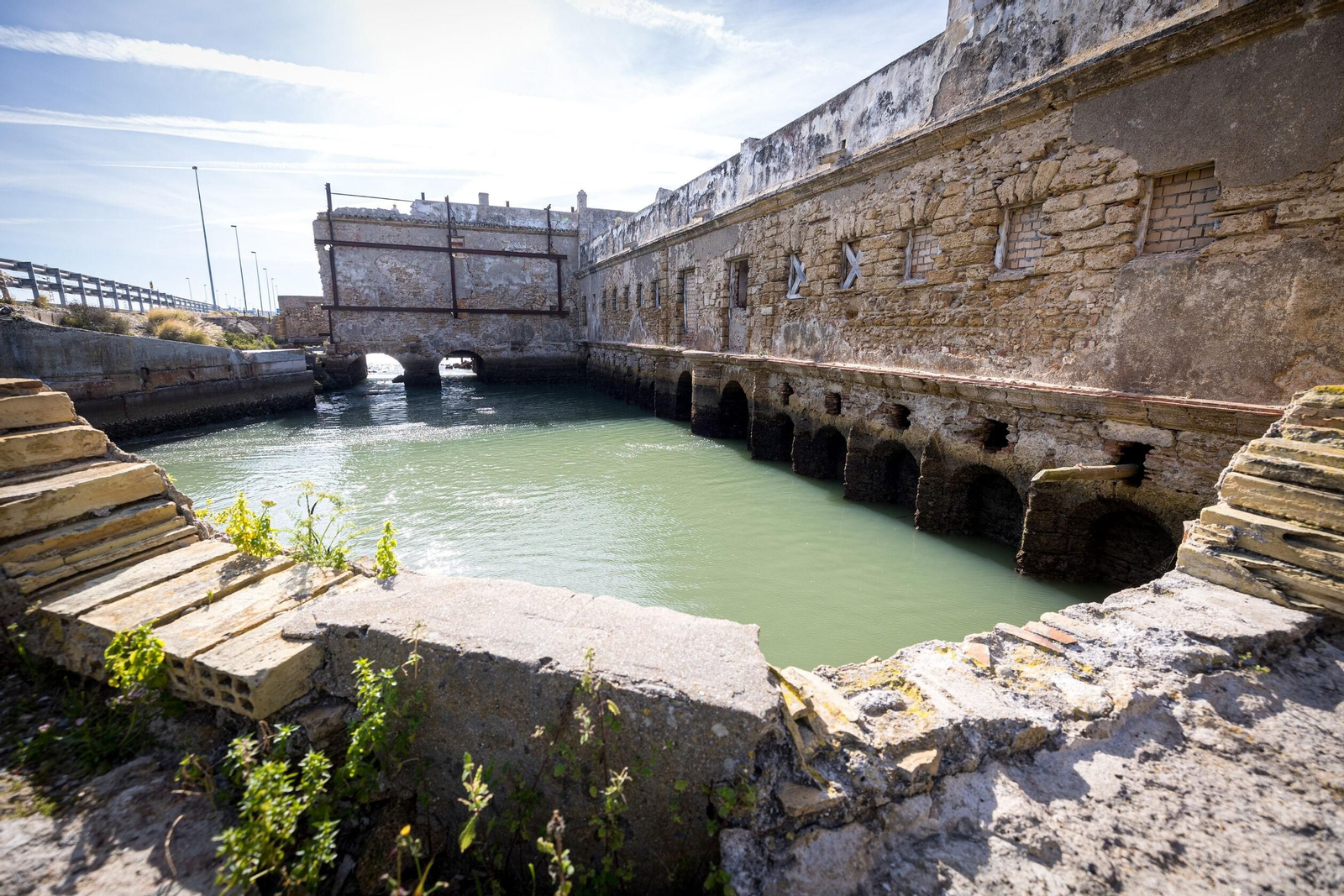 Imágenes del pésimo estado del molino de mareas de Cádiz