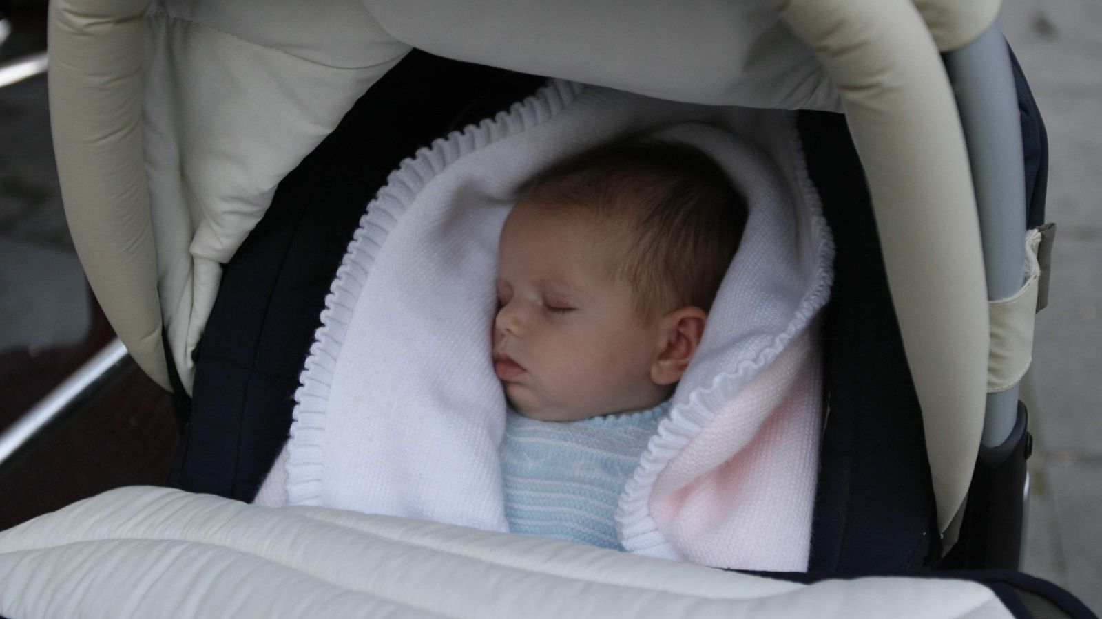 Un bebé duerme mientras va de paseo.