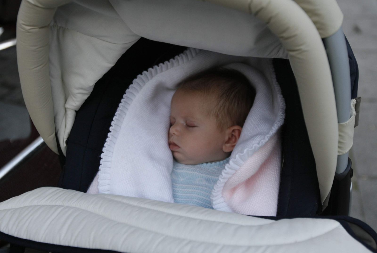 Un bebé duerme mientras va de paseo.