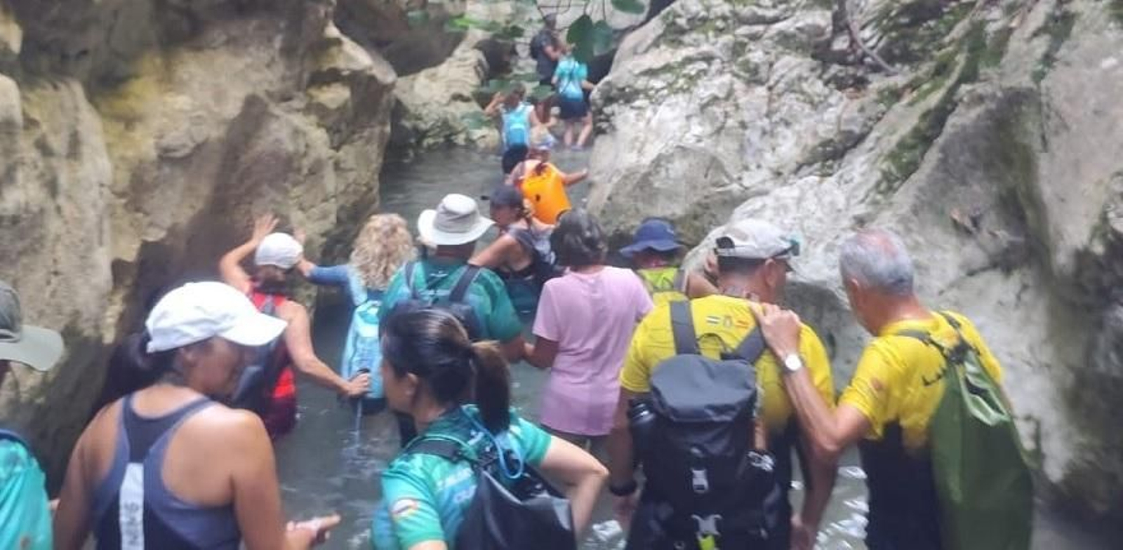 Excursionistas en el recorrido del arroyo de Bocaleones.