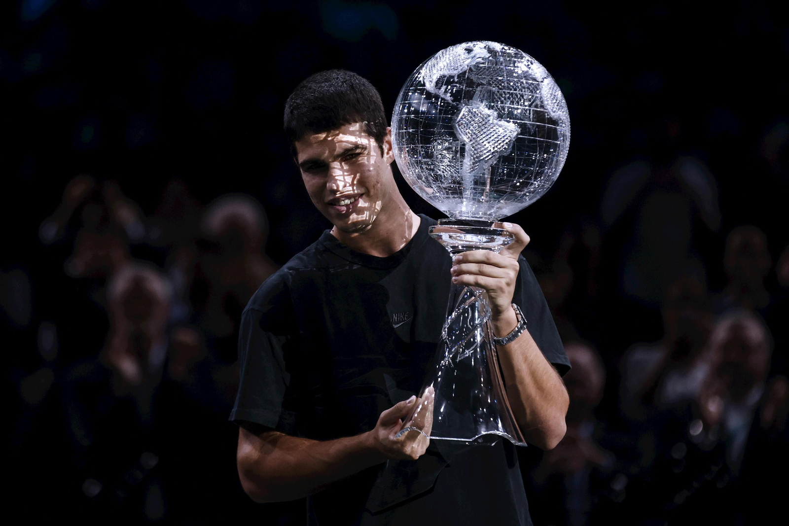 Carlos Alcaraz, con el trofeo de número uno del mundo.
