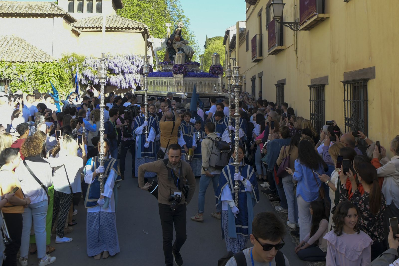 Las fotos de la salida de Santa María de la Alhambra y su bajada a Granada