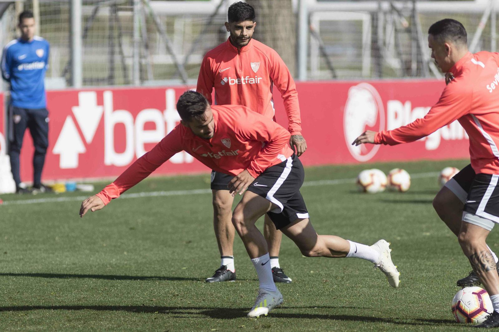 Sarabia intenta interceptar un balón de tacón ante Roque Mesa, esta mañana.