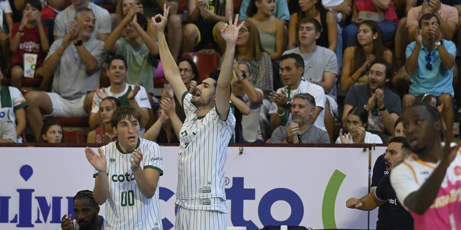 Dos jugadores del Coto Córdoba celebran una canasta de su equipo en el partido ante Caja 87 en Vista Alegre.
