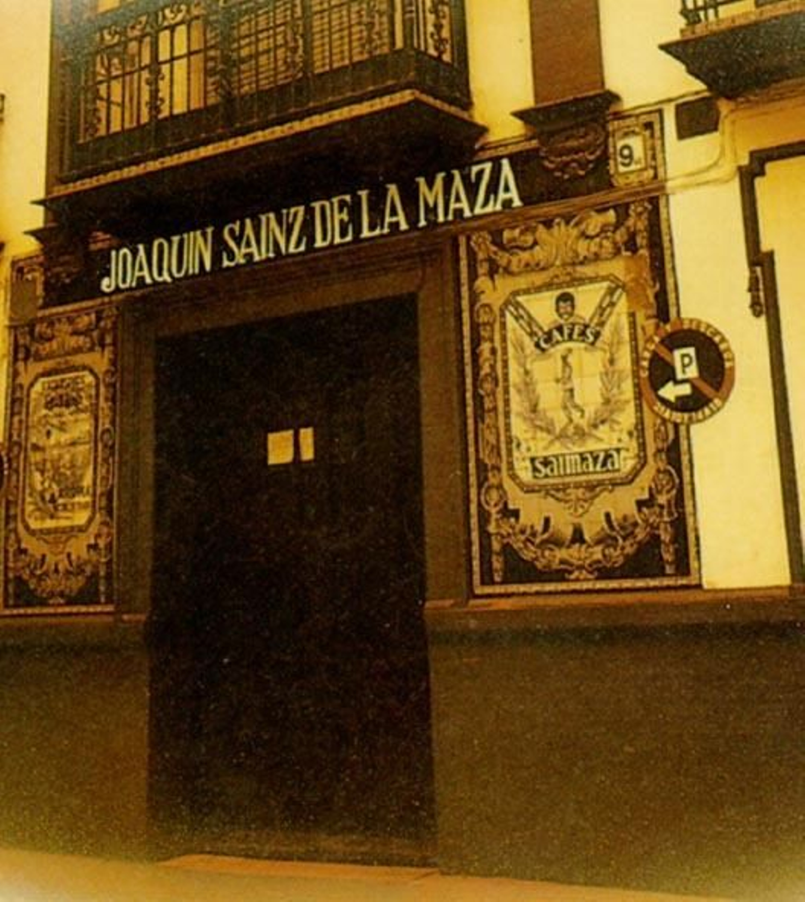 Fachada de la antigua fabrica y tienda de Joaquín Sainz de la Maza, en la calle Goyeneta.