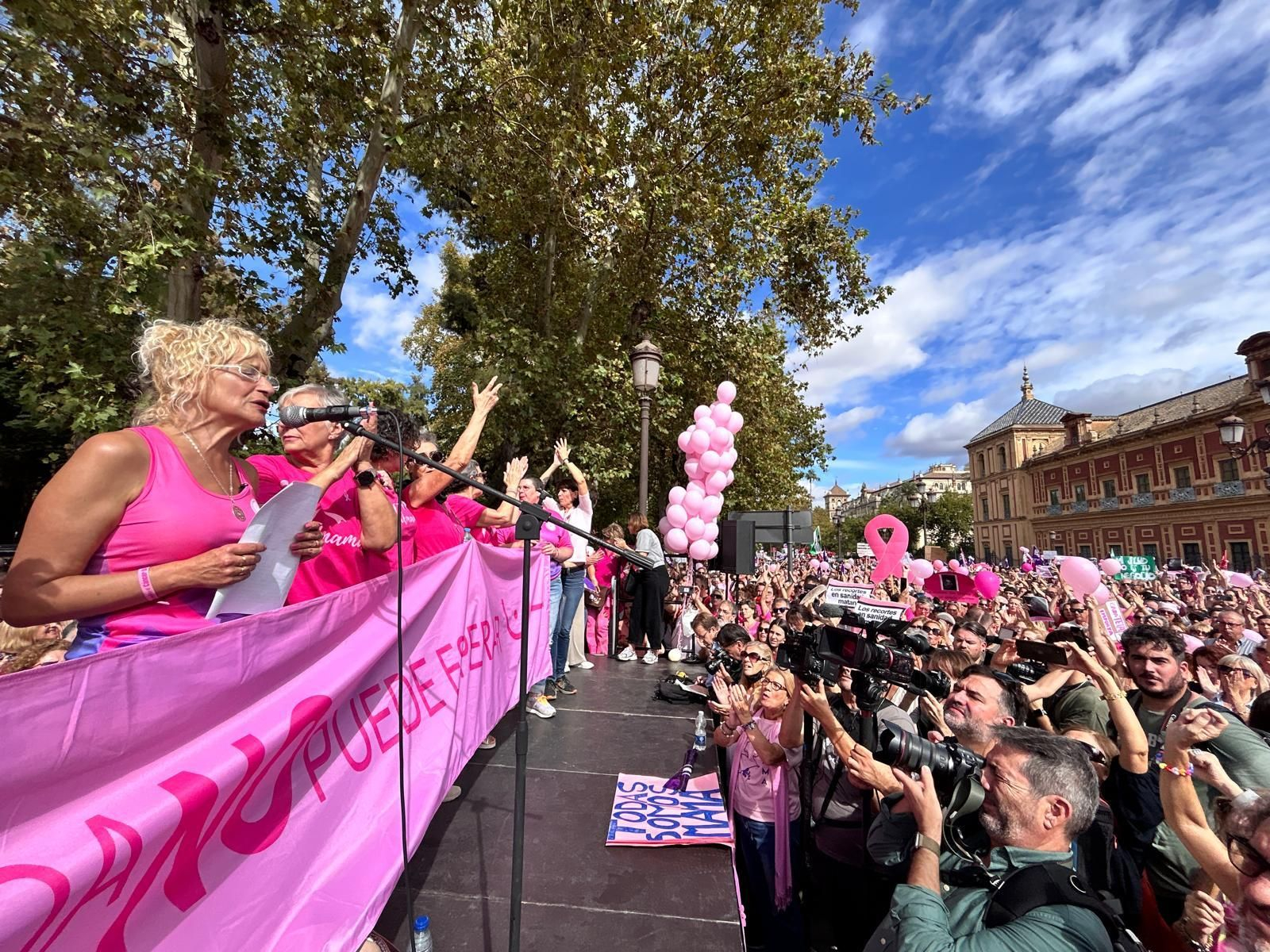 Ángela Claverol, presidenta de Amama, se dirige a los asistentes a la concentración frente a San telmo.