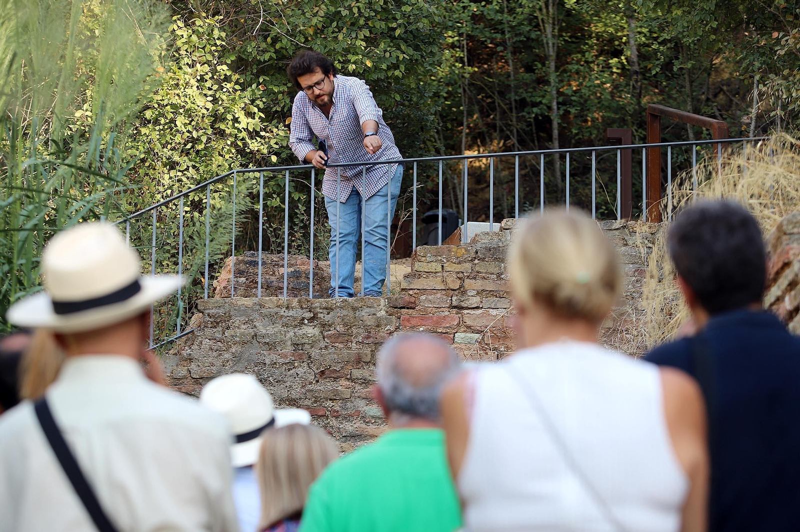 Imágenes de la visita guiada a la Fuente Vieja de Huelva por el arquitecto Francisco Javier López