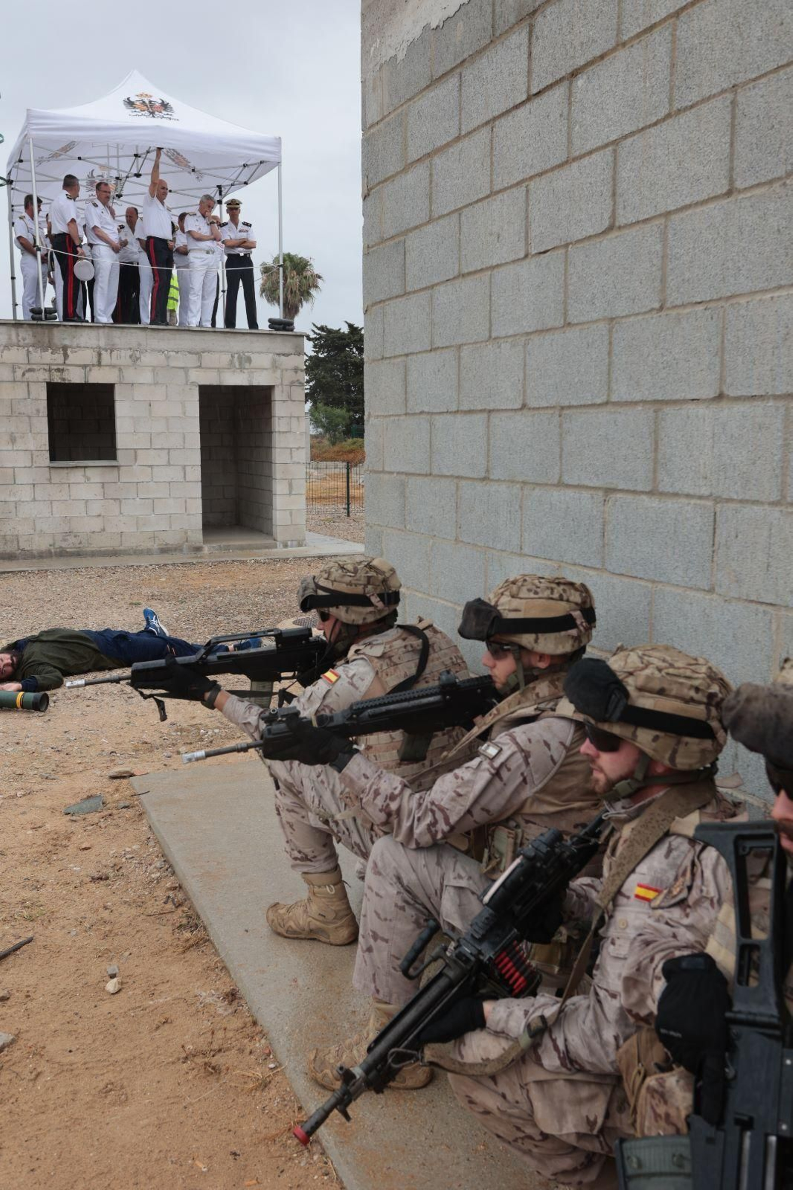 Las imágenes de la visita del AJEMA a las unidades de Infantería de Marina en San Fernando