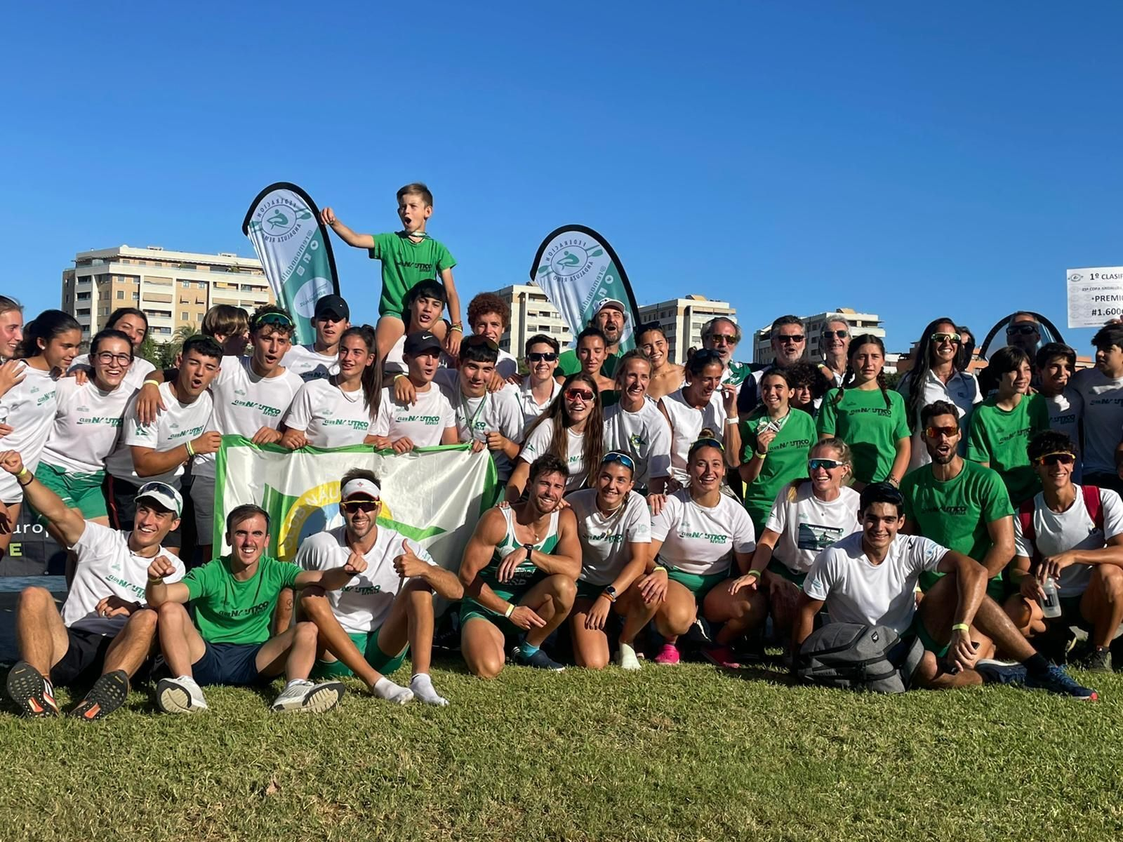 El Club Náutico Sevilla festejando la victoria en la Copa de Andalucía.