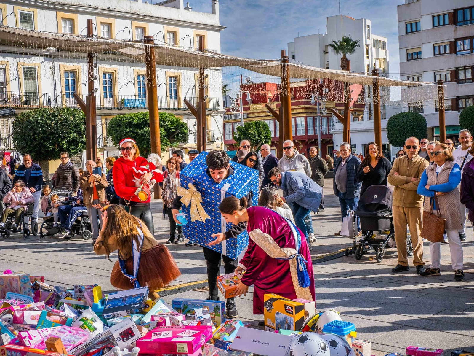 La Caravana Solidaria recoge cientos de regalos para echar una mano a los Reyes Magos en San Fernando
