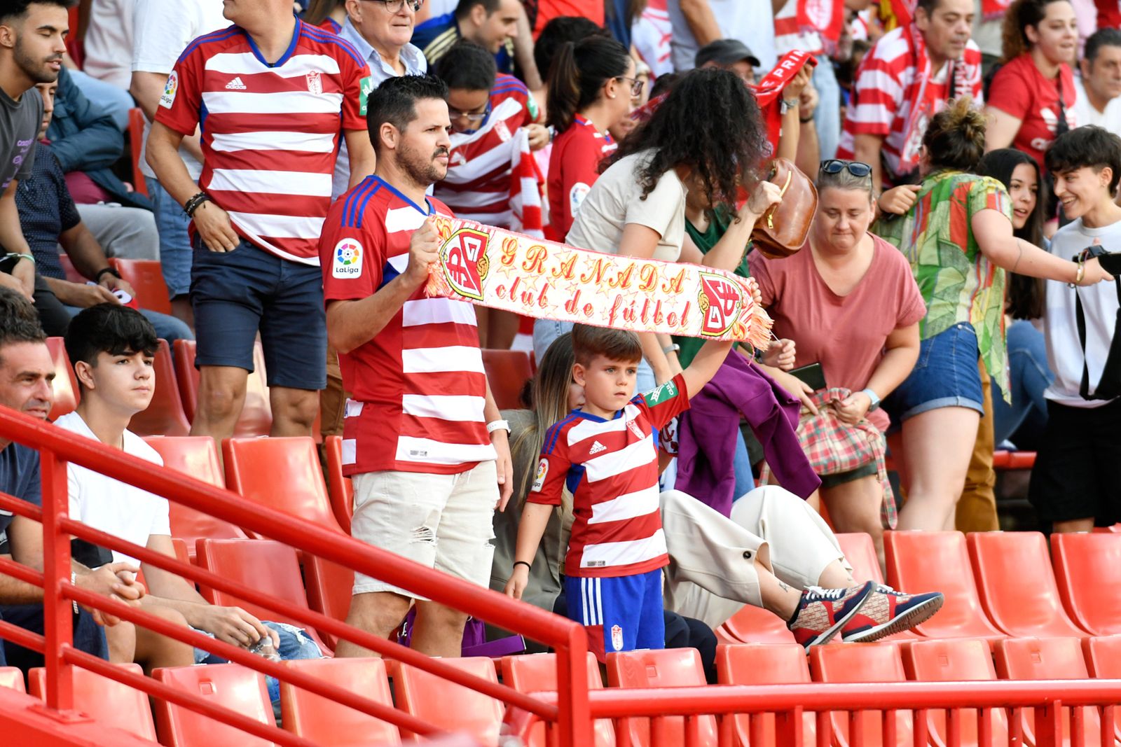 Encuéntrate en las gradas de Los Cármenes en el partido del Granada CF femenino