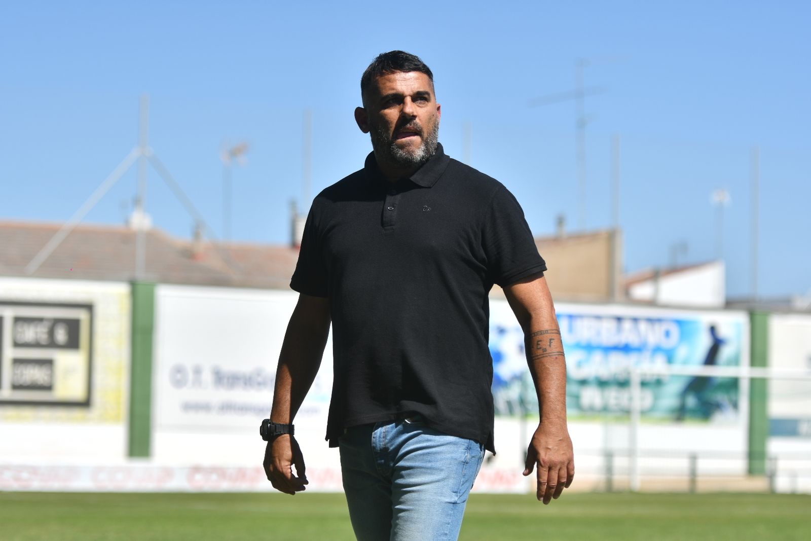 El técnico del Xerez CD, Emilio Fajardo, en el banquillo del Municipal de Pozoblanco.