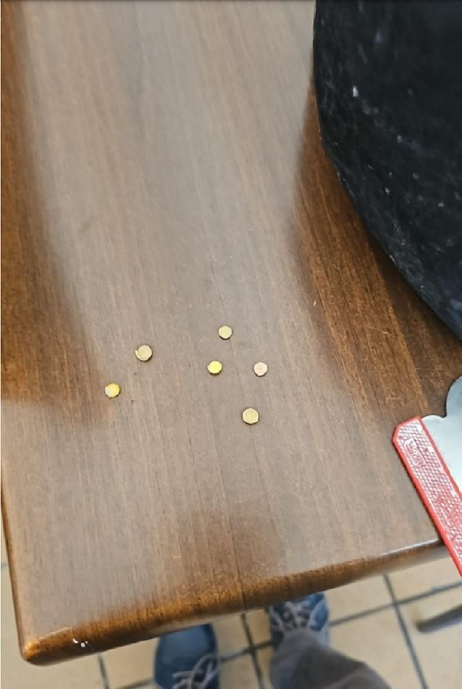 Objetos presuntamente lanzados por la denunciante al bar.