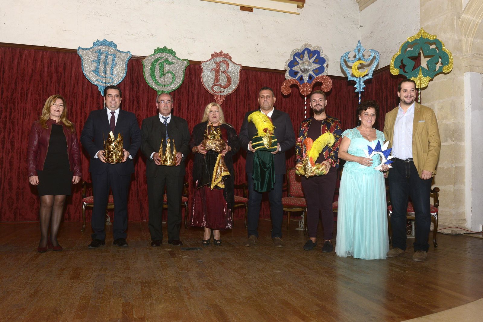 Los encargados de encarnar a los Reyes Magos en la cabalgata del 5 de enero, junto a su séquito y los concejales Antonio Fernández y Carmen Ojeda.